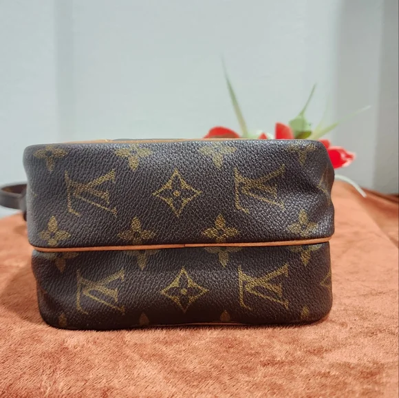 Authentic Louis Vuitton Amazone Crossbody bag - Picture 5 of 12